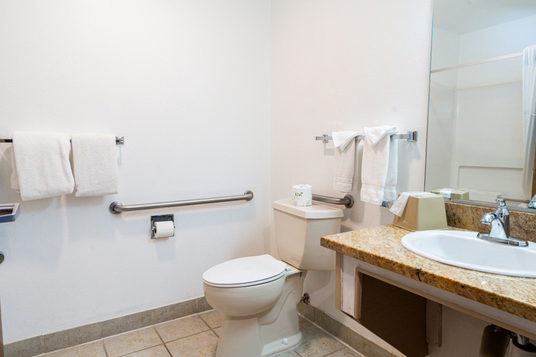 Bathroom 4, Super 8 by Wyndham Grants, Cibola
