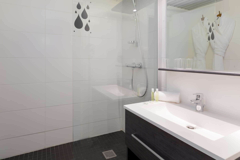 Bathroom 3, Brit Hotel du Lac, Landes