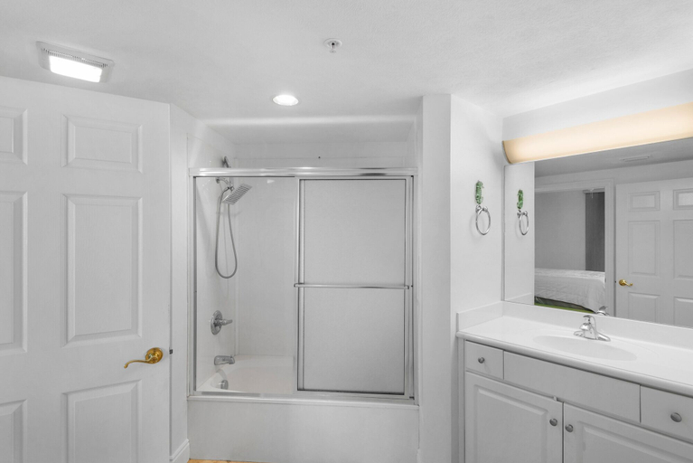 Bathroom 4, Treasure Island 1612, Bay