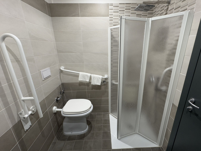 Bathroom 4, Hotel Holidays, L'Aquila