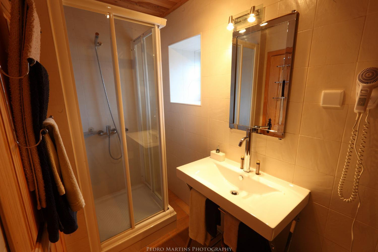 Bathroom 4, Casas do Pastor, Seia