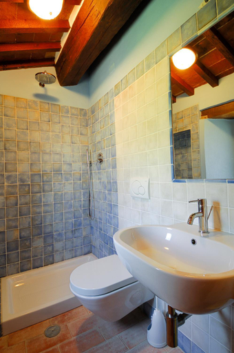 Bathroom 4, La Casa Colonica wine and oil, Perugia