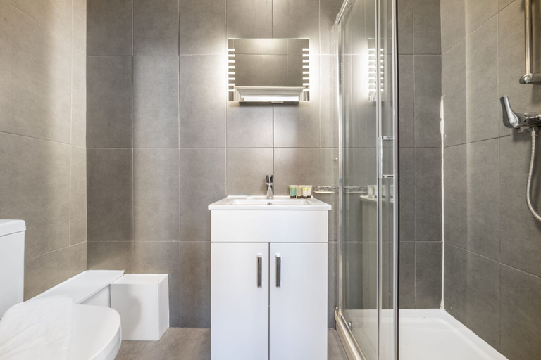 Bathroom 5, Ryam Suites, London