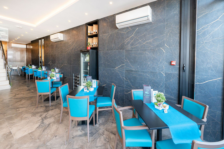 Food & Drinks 4, Islet Promenade Studio with Hot Tub and Panoramic Sea Views by GetawaysMalta, Saint Paul's Bay
