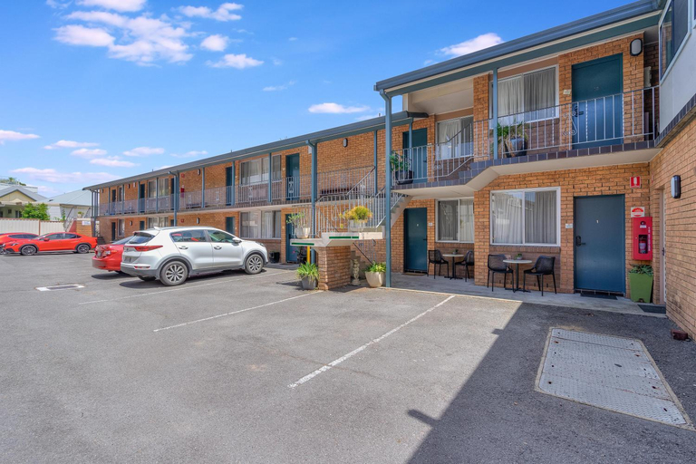 Others 3, Elizabeth Motor Inn Adamstown, Newcastle - Throsby