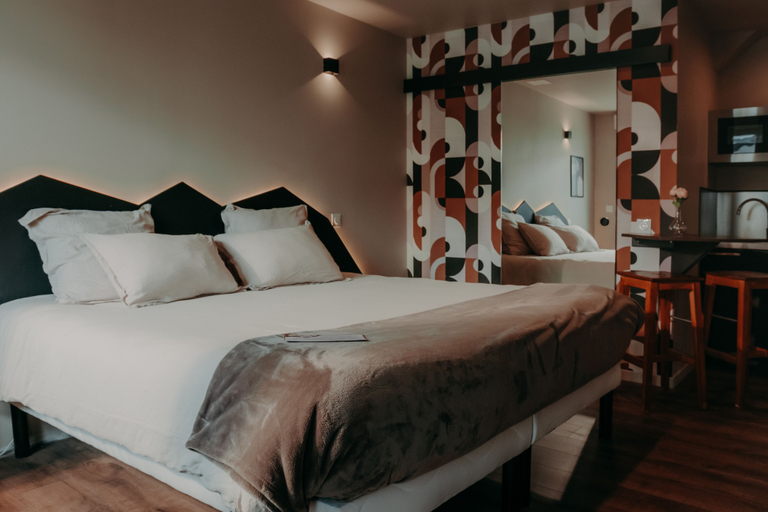 Bedroom 5, Le Central Hôtel Bar, Pyrénées-Atlantiques