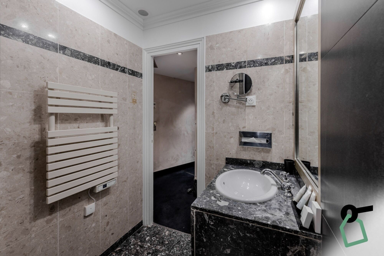 Bathroom 4, Hotiday Room Collection - Paris Arc de Triomphe, Paris
