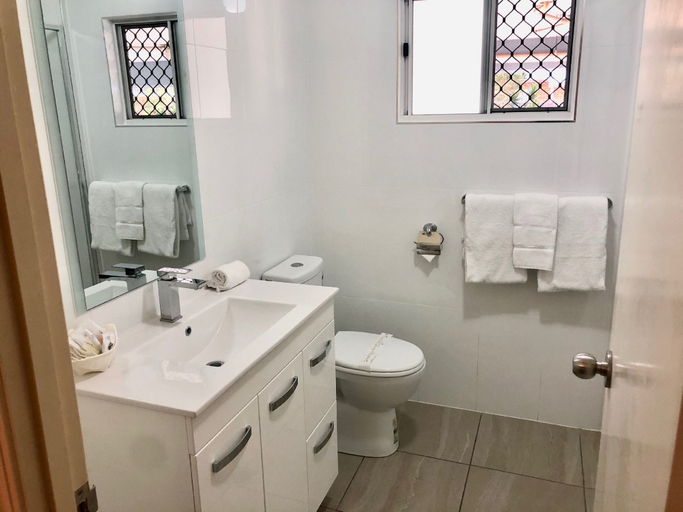 Bathroom 4, Ambassador Motor Lodge, Hervey Bay - Pt A