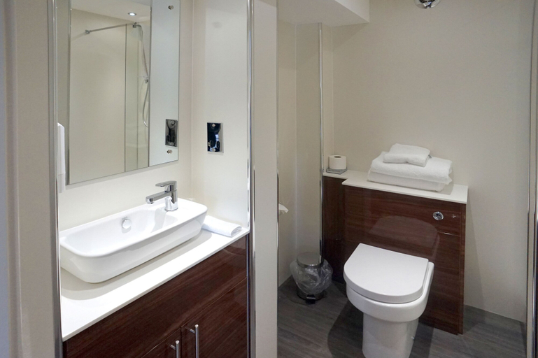 Bathroom 4, Damon's Hotel, Lincolnshire