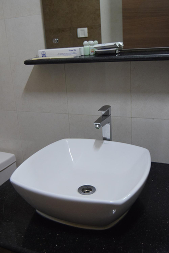 Bathroom 2, Thiviyam Airport Hotel, Kancheepuram