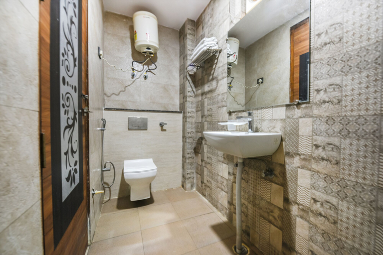 Bathroom, Fabhotel The Royal Residency, Delhi