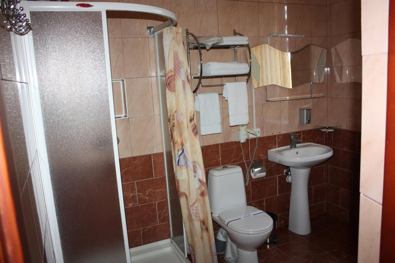 Bathroom 3, Hotel Gostynnyi Dvir, Irpins'ka