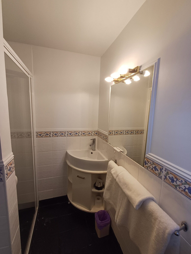 Bathroom 5, Art Hotel on York, Launceston - Pt B