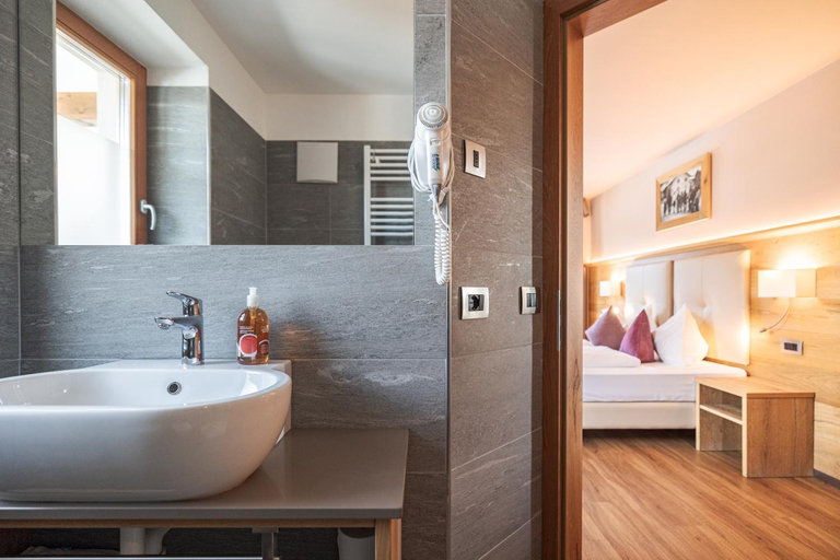 Bathroom 3, Albergo Belvedere, Trento