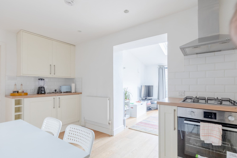 Others 4, Homely 2BD Flat W/private Patio Near Maida Vale!, London