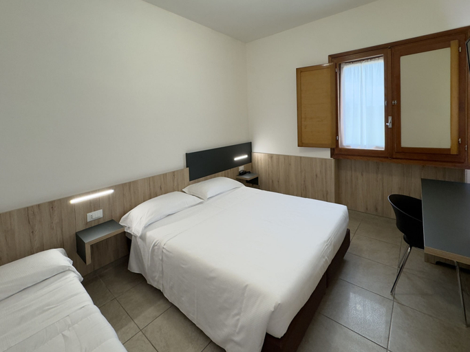 Bedroom 3, Hotel Holidays, L'Aquila
