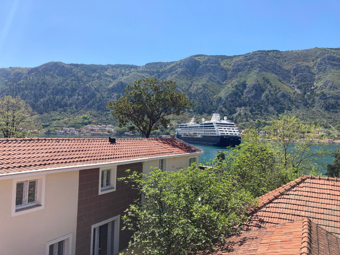 Others 3, Mystras Apartments