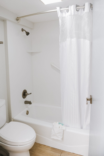 Bathroom 5, Regency Inn & Suites, Saint Johns