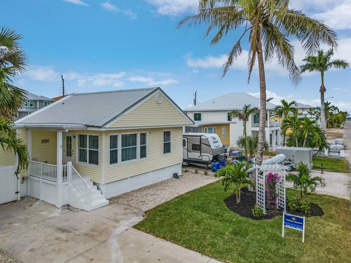 Exterior & Views 2, 149 Pearl St. 2 Bedroom Home by RedAwning, Lee
