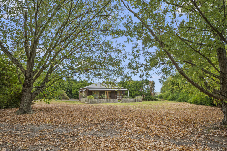 Exterior & Views, StayAU Conifer Cottage Lakeside Haven, Yarra Ranges - North