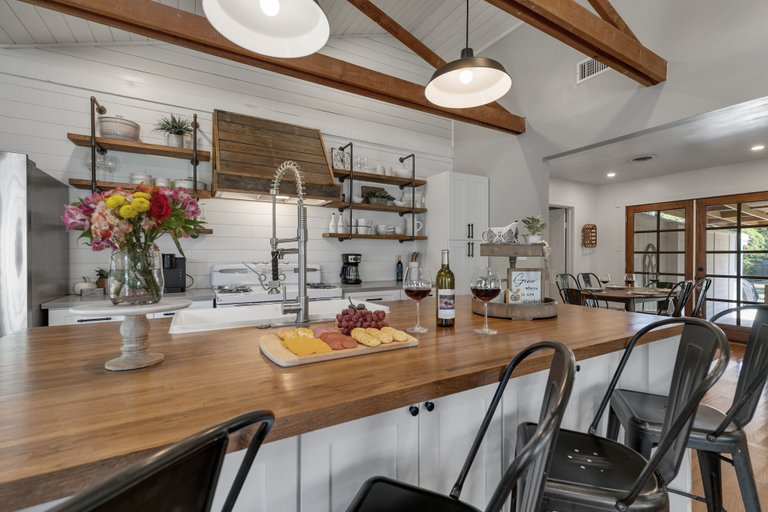 Food & Drinks 5, Modern Farmhouse With Hottub Fire Pit & Games!, Gillespie