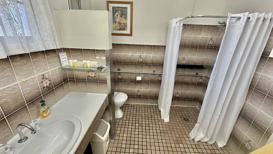 Bathroom 3, Golden Grain Motor Inn, Tamworth Regional - Pt A