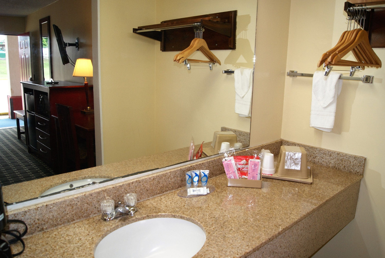 Bathroom 2, Red Carpet Inn, Adams