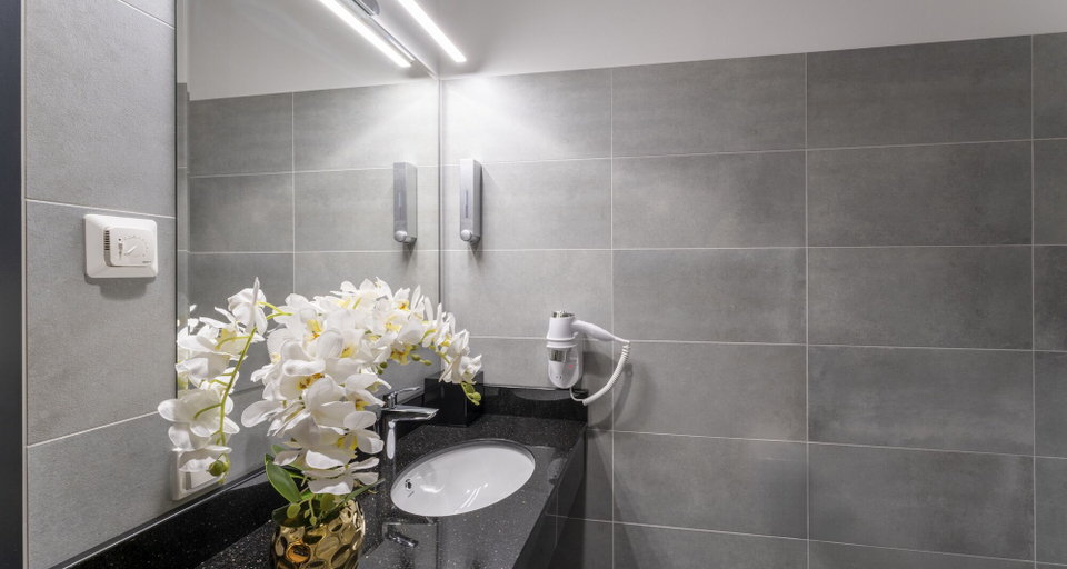 Bathroom 4, PLAZA INN Wiener Neustadt, BW Signature Collection, Wiener Neustadt