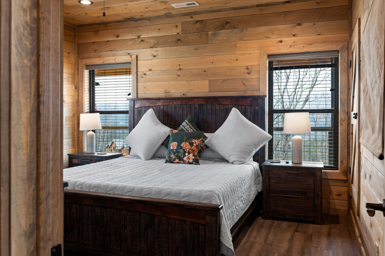 Bedroom 2, Talkin' Tennessee 3 Bedroom Cabin by RedAwning, Sevier