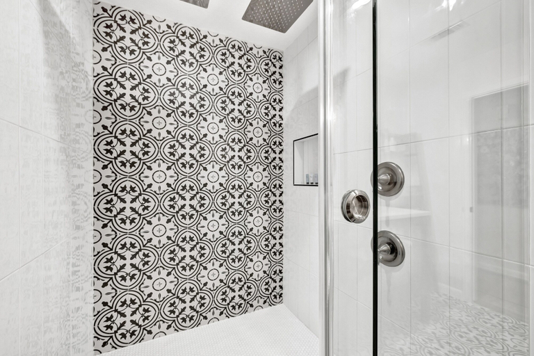Bathroom 3, Amazing Haus With Fire Pit! - 2 Mins to Main St!, Gillespie