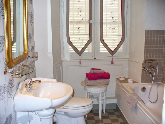 Bathroom 5, Château des Lutz, Mayenne