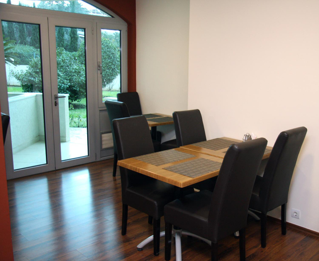 Facilities 5, Vila V Lux