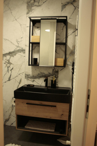 Bathroom 2, Kaj-Lux, Klanjec
