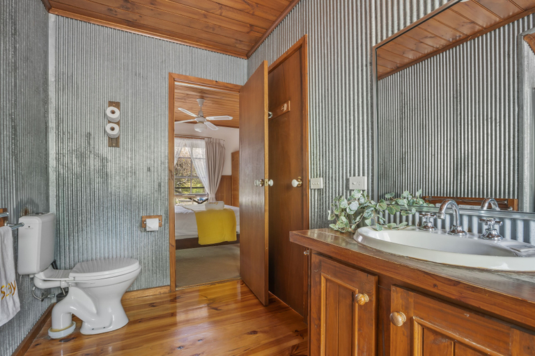 Bathroom 2, StayAU 2BR Yarra Valley Cottage, Yarra Ranges - North