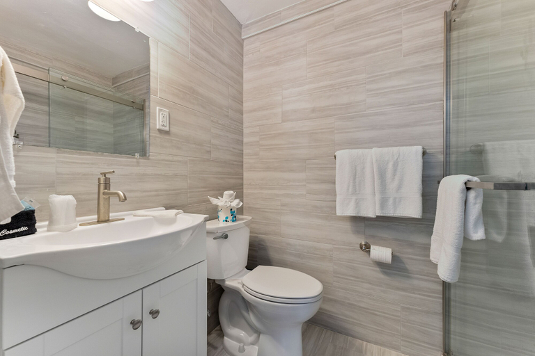 Bathroom 3, Oceanic Hotel, Cape May