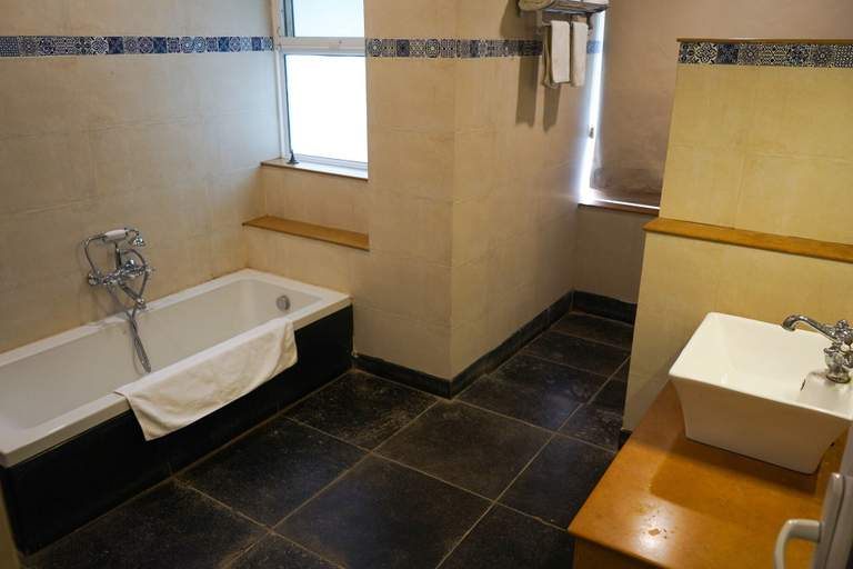 Bathroom 4, Village Machaan Resort, Seoni