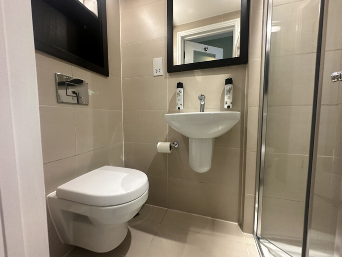 Bathroom 3, Bloomsbury Palace Hotel, London