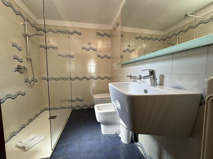 Bathroom 4, Verona Journeys, Verona
