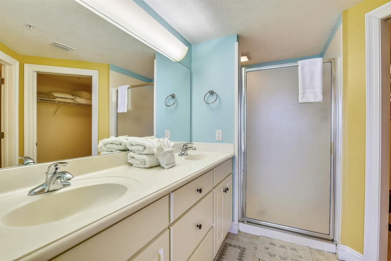Bathroom 4, Treasure Island 1102, Bay