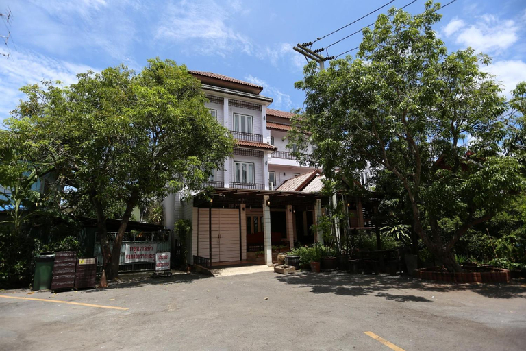 Exterior & Views 16
