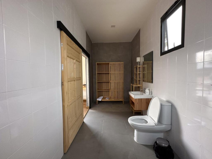Bathroom 2, Na Meun See Samoeng, Samoeng
