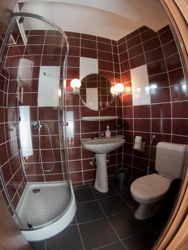 Bathroom 2, Muller's 1, Siófok