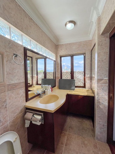 Bathroom 22