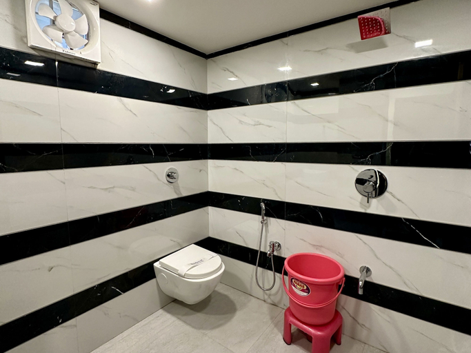 Bathroom 5, Hollywood Palace Resort, Satara