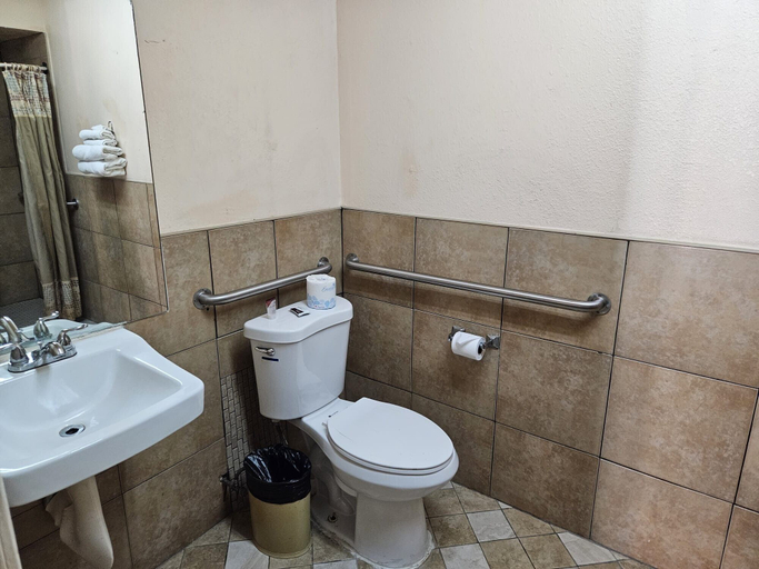 Bathroom 5, Aerospace Inn, Kern
