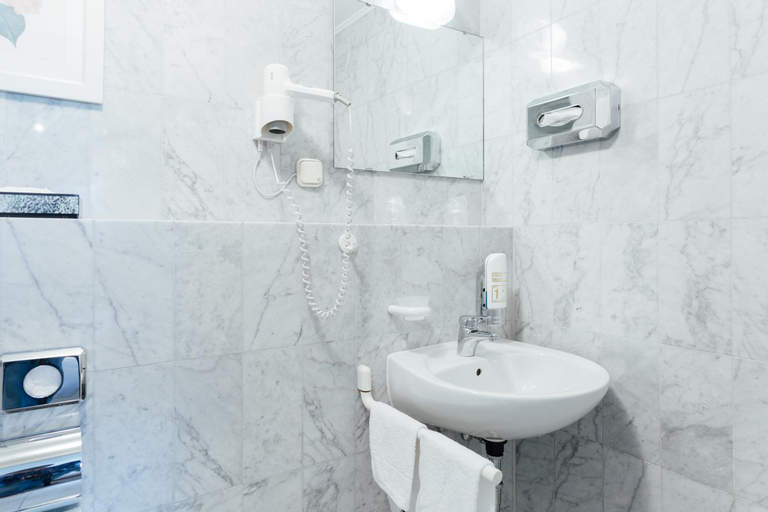 Bathroom 10