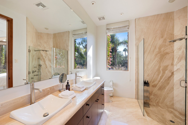 Bathroom 3, Mirabella by Avantstay Private Lake + Kayaks & Paddle Boating!, Riverside