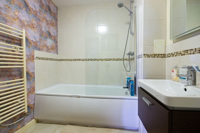Bathroom 2, Manchester Retreat - Modern 2Br Apartment, Manchester