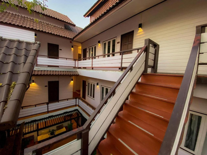Exterior & Views 11
