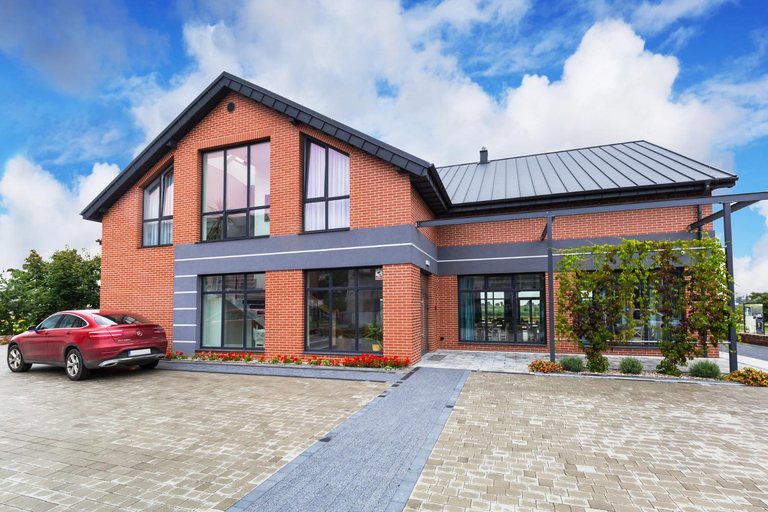 Exterior & Views